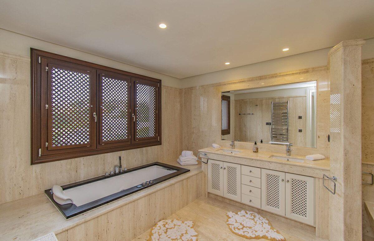 Penthouse cu 5 dormitoare pe malul mării în Estepona