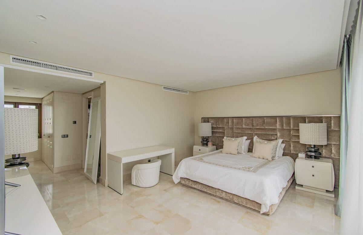 Penthouse cu 5 dormitoare pe malul mării în Estepona 4