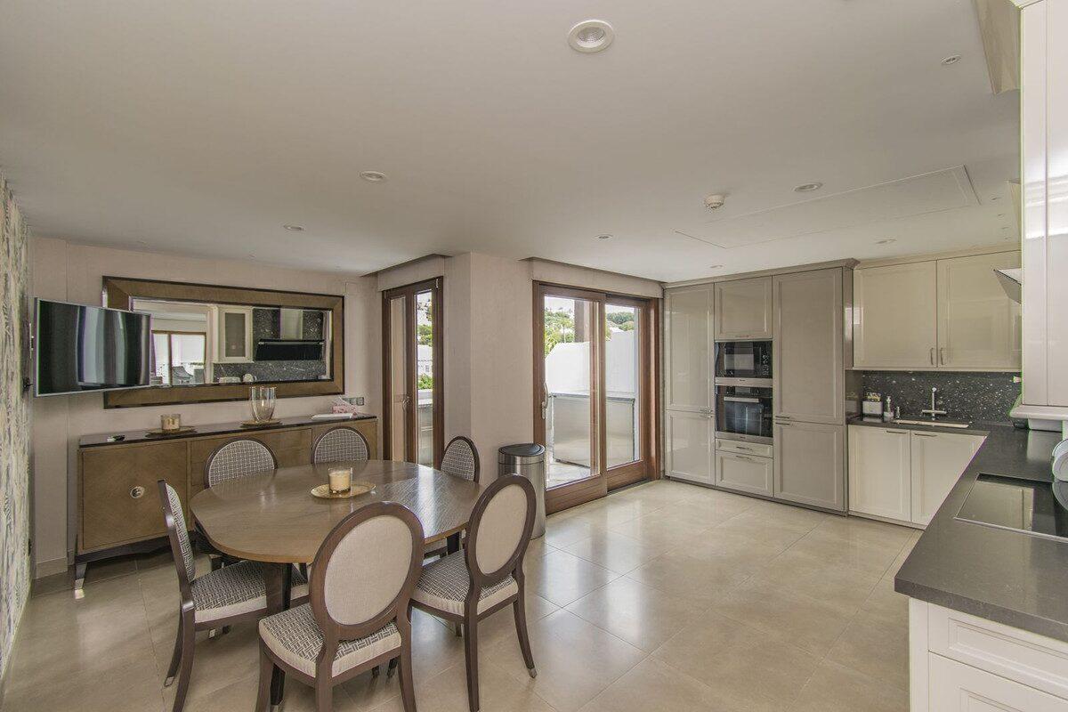 Penthouse cu 5 dormitoare pe malul mării în Estepona 8