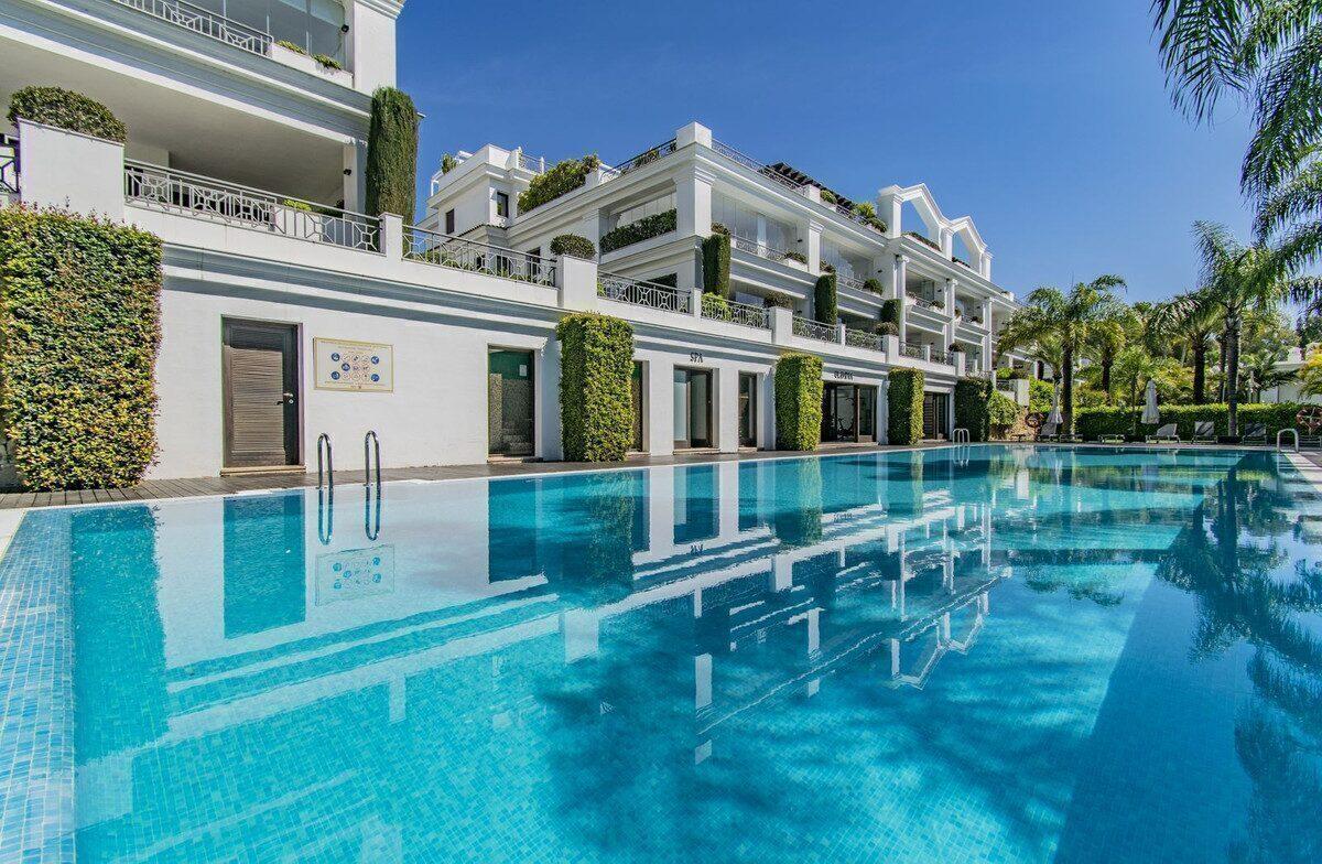 Penthouse cu 5 dormitoare pe malul mării în Estepona